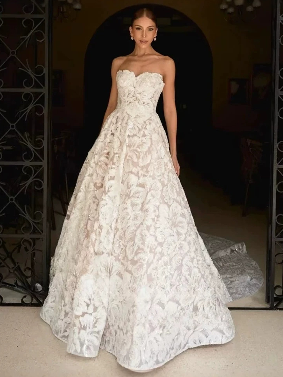 Timeless Strapless Lace Ball‑Gown Wedding Dress: Your Fairytale Bridal Look