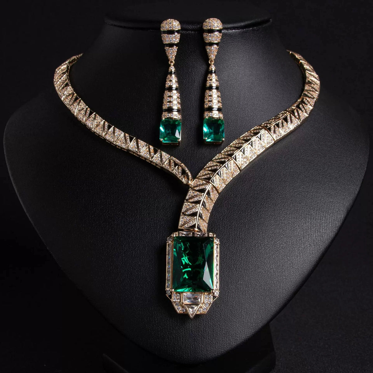 Cubic zirconia pendant necklace by Yoshan, detail view 2