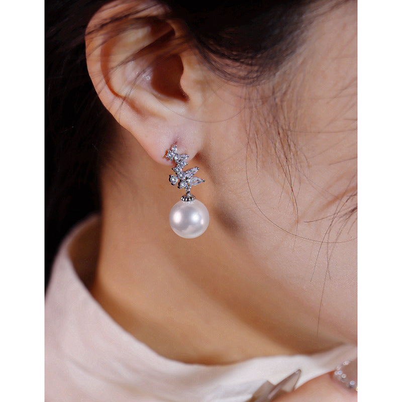 Pearl drop earrings by Yoshan, detail view 3
