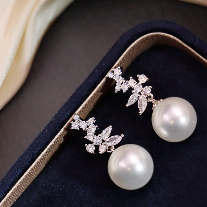 Pearl drop earrings by Yoshan, detail view 4