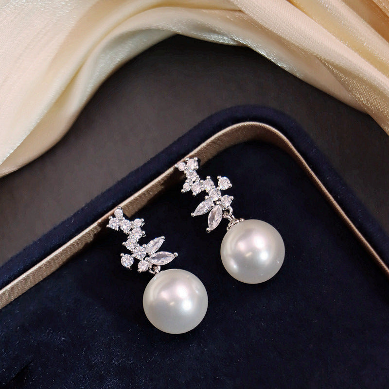 Pearl drop earrings by Yoshan, detail view 5