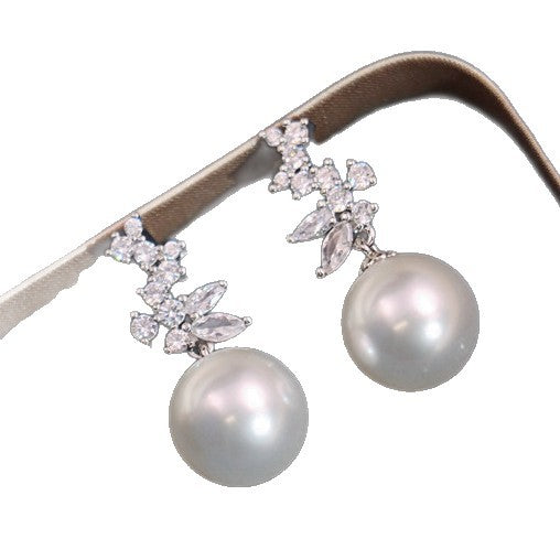 Pearl drop earrings by Yoshan, detail view 6