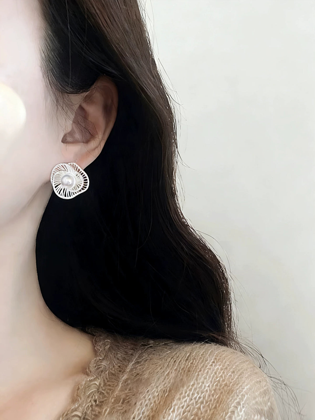 Pearl stud earrings by Yoshan, detail view 3