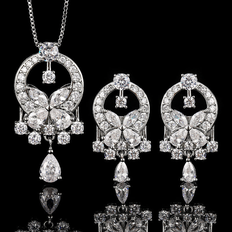 Crystal retro earrings by Yoshan, detail view 2