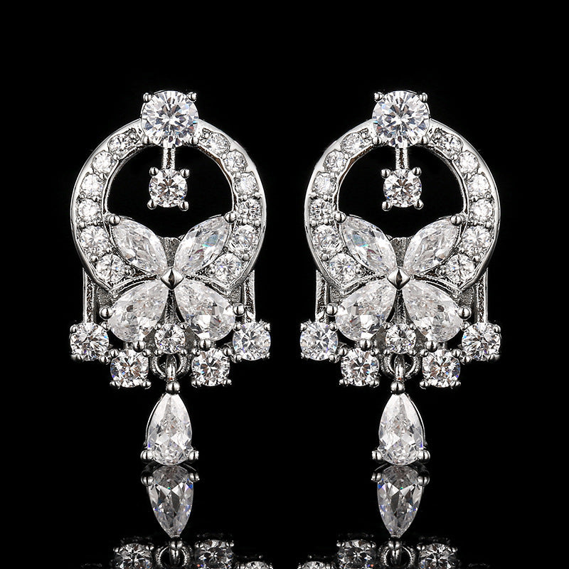 Crystal retro earrings by Yoshan, detail view 3