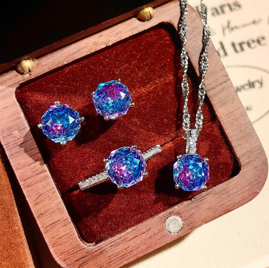 Stud earrings by Yoshan, detail view 2