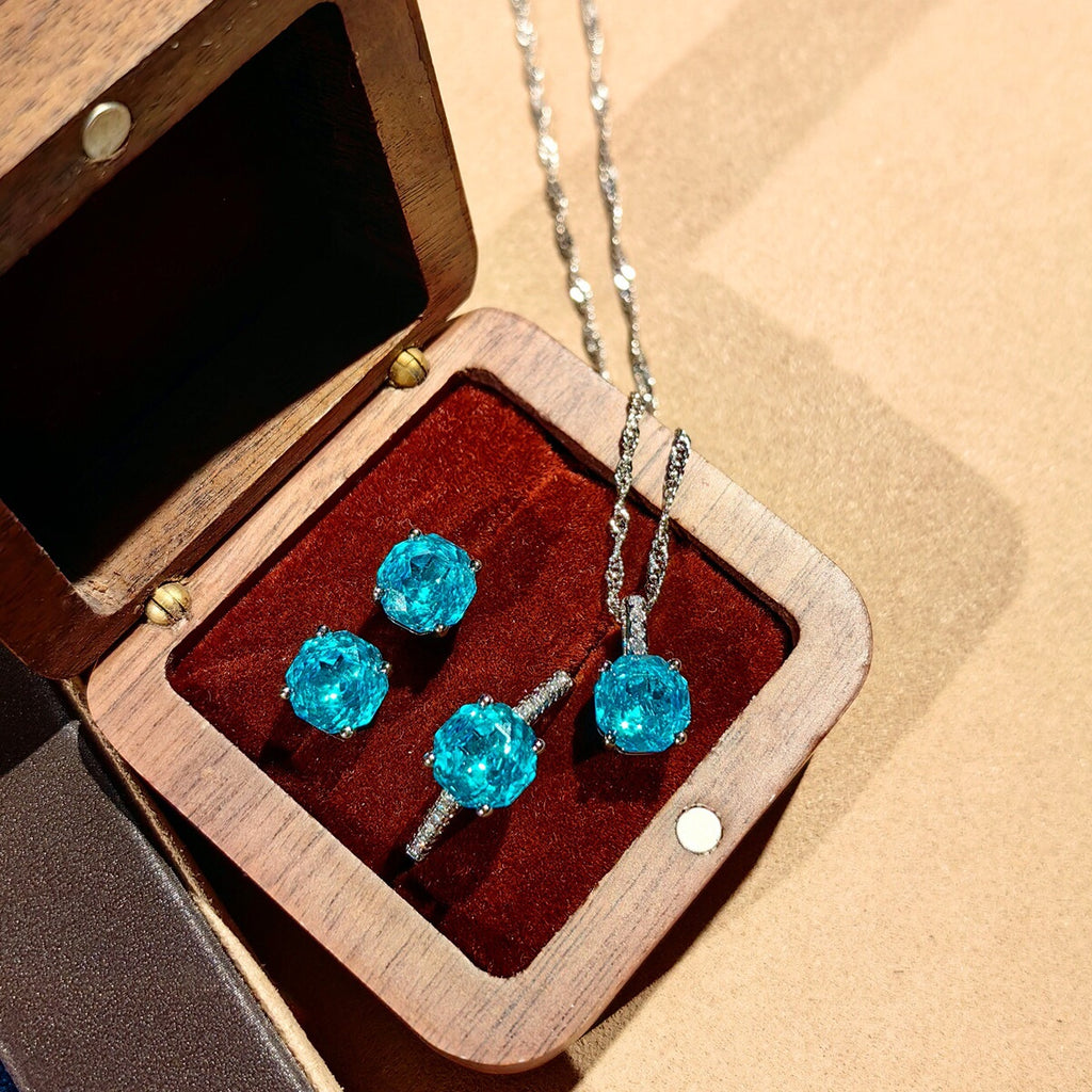 Stud earrings by Yoshan, detail view 5