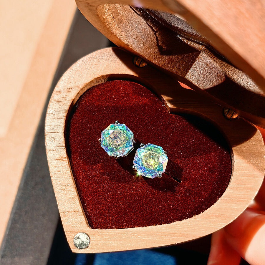Stud earrings by Yoshan, detail view 9