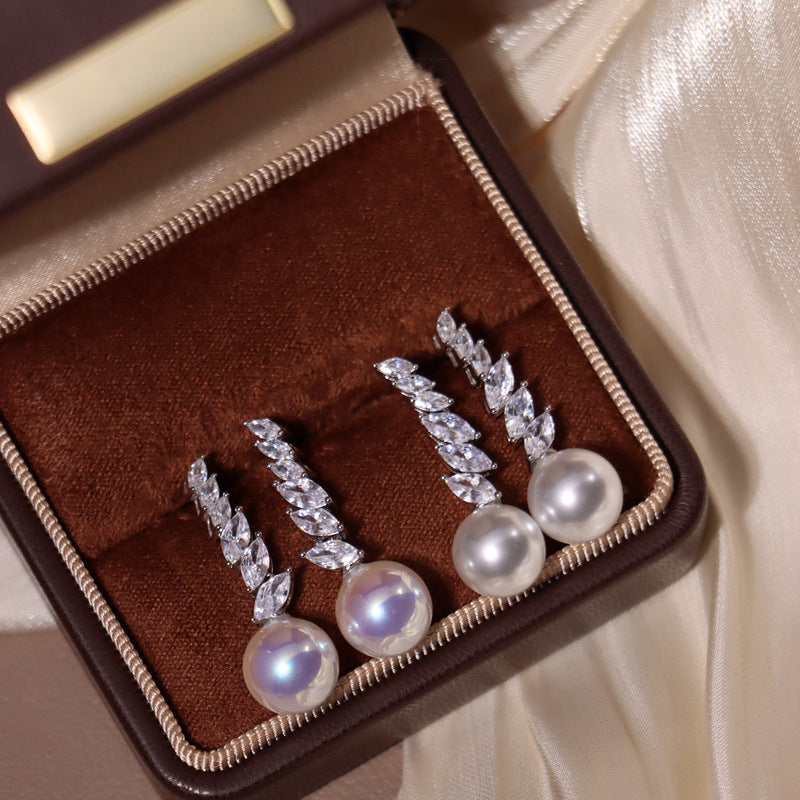 Pearl stud earrings by Yoshan, detail view 3