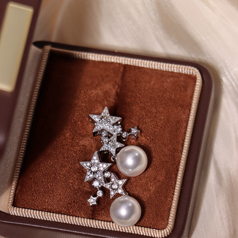 Pearl stud earrings by Yoshan, detail view 4
