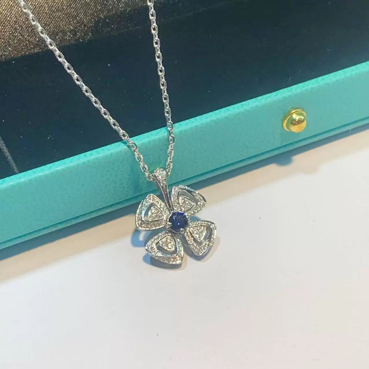 Floral pendant necklace by Yoshan, detail view 3