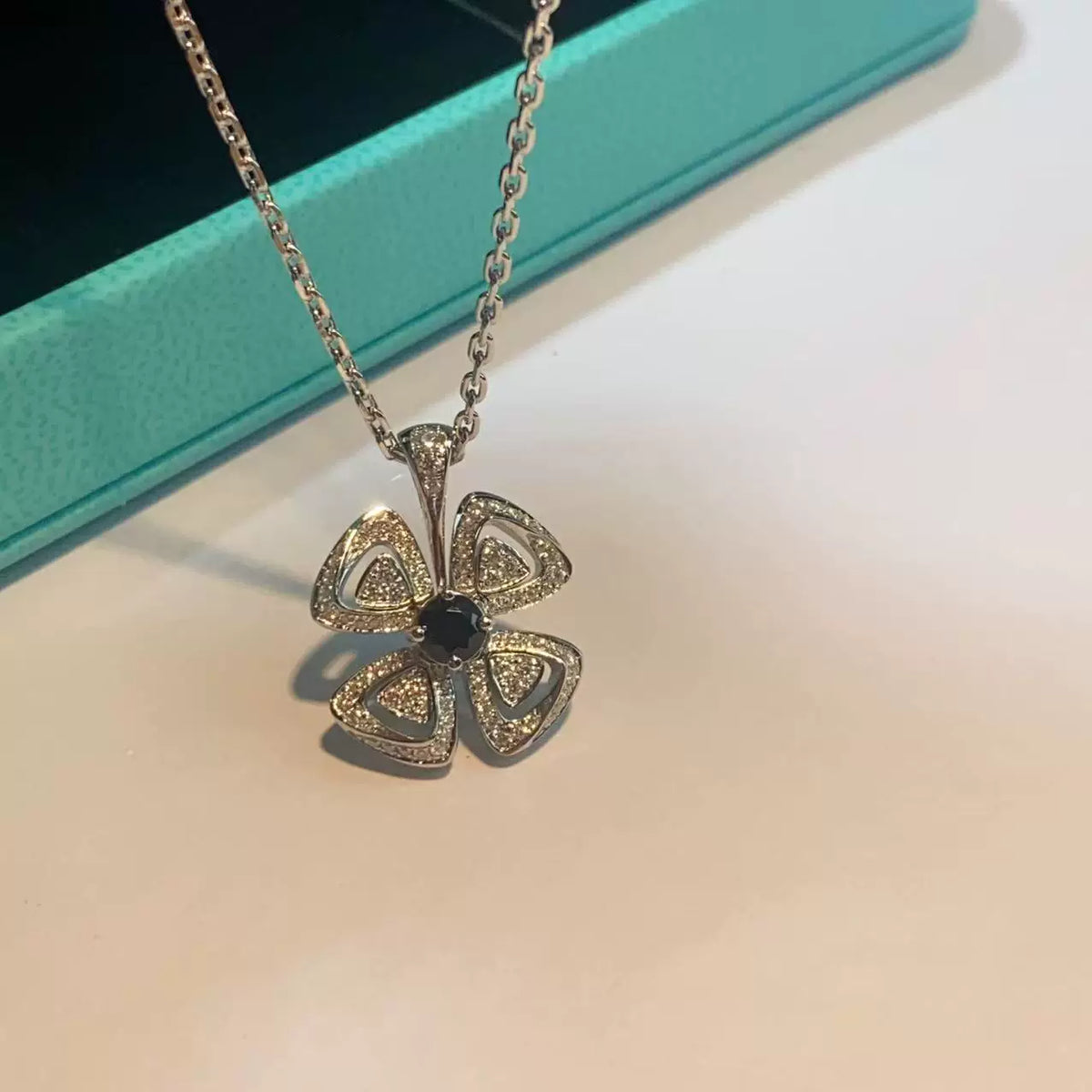 Floral pendant necklace by Yoshan, detail view 4