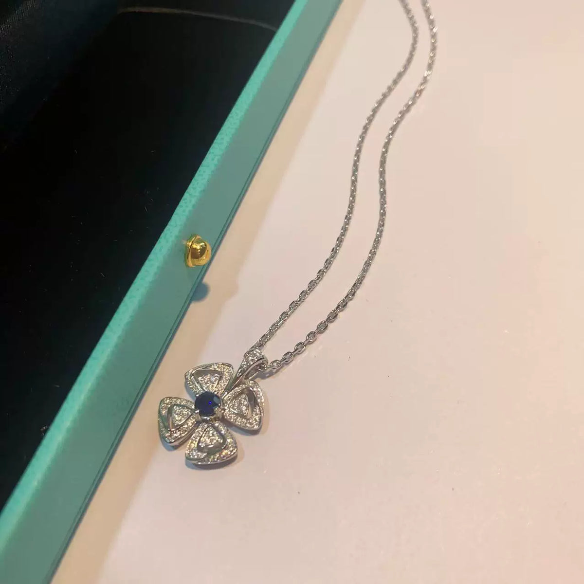 Floral pendant necklace by Yoshan, detail view 5
