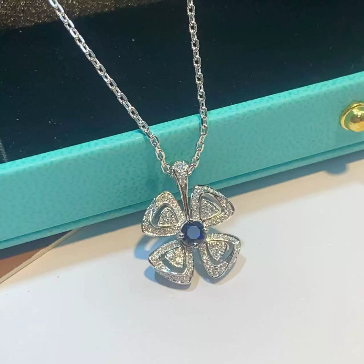 Floral pendant necklace by Yoshan, detail view 6
