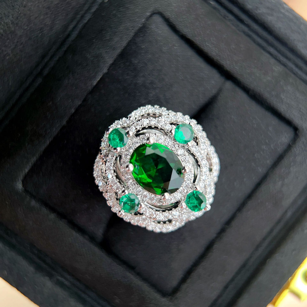 Cutout jewelry set by Yoshan, detail view 2