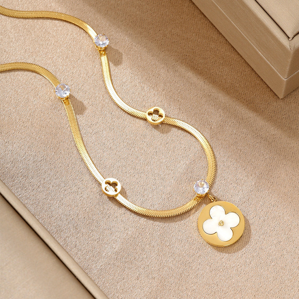 Pendant necklace by Yoshan, detail view 2