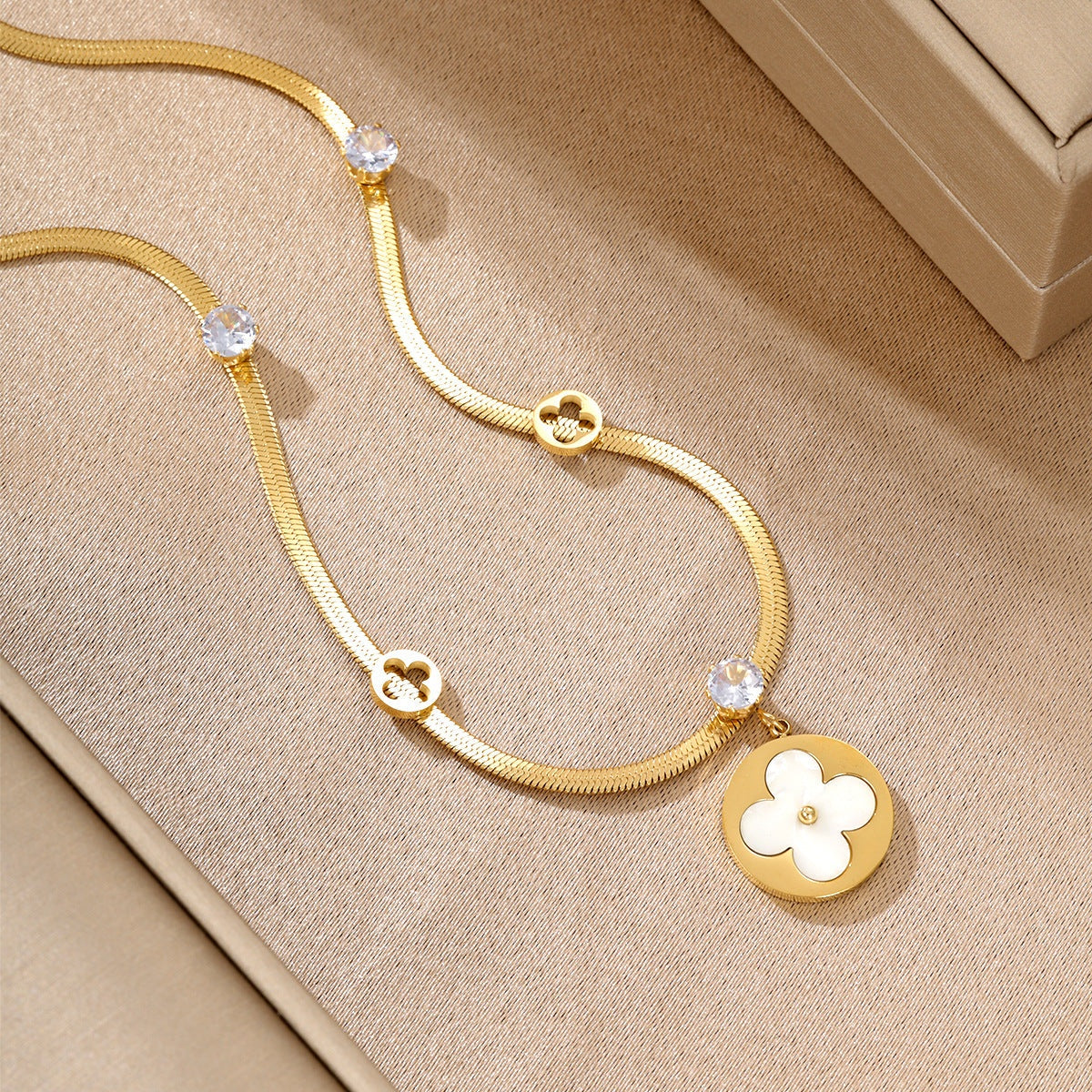 Pendant necklace by Yoshan, detail view 2