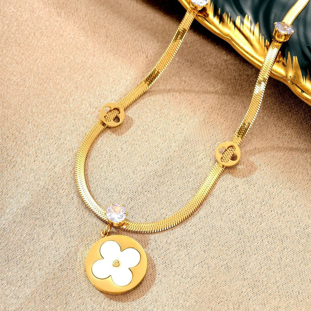Pendant necklace by Yoshan, detail view 4