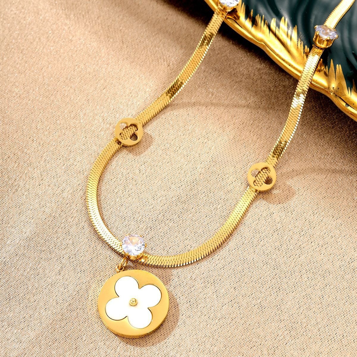 Pendant necklace by Yoshan, detail view 4