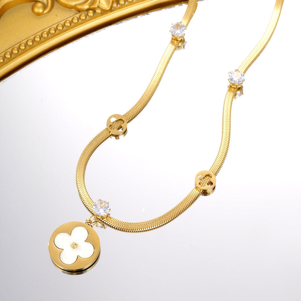 Pendant necklace by Yoshan, detail view 5