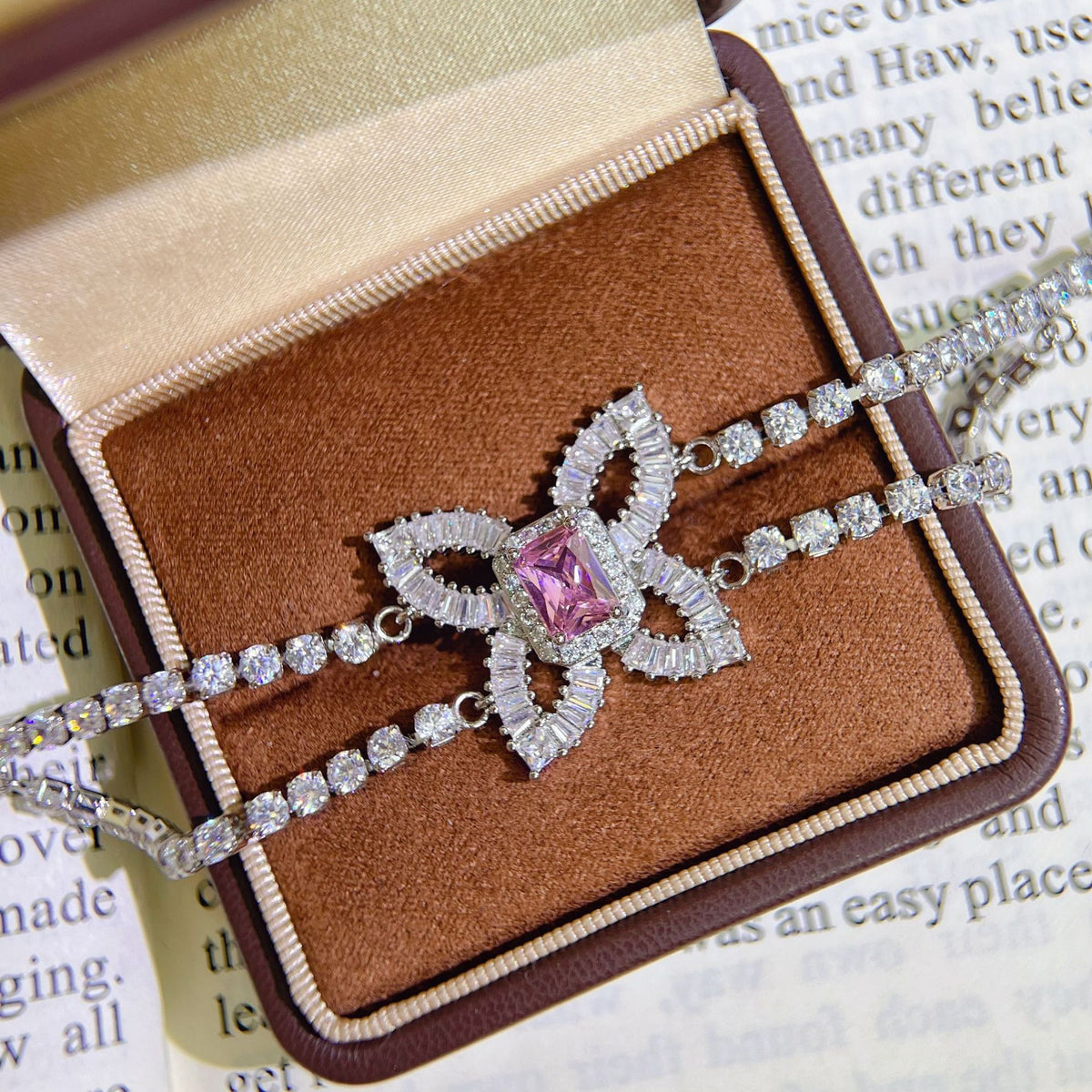 Pendant necklace by Yoshan, detail view 4