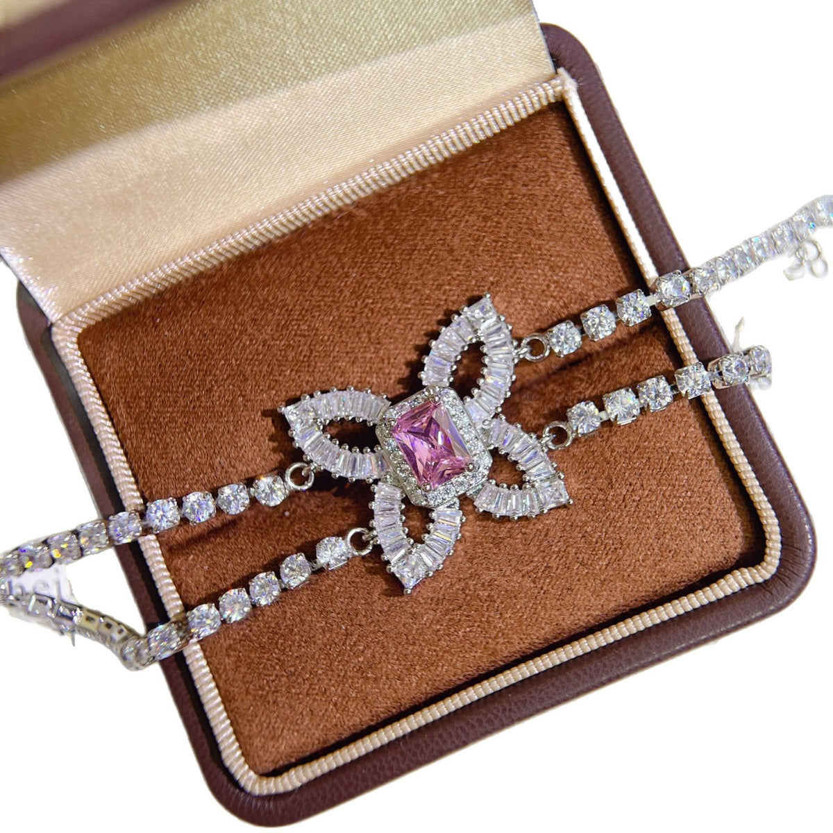 Pendant necklace by Yoshan, detail view 5
