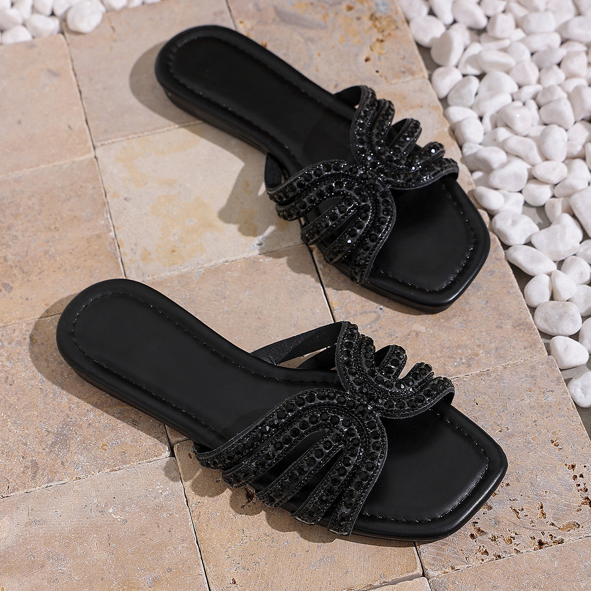 Black / EU 37