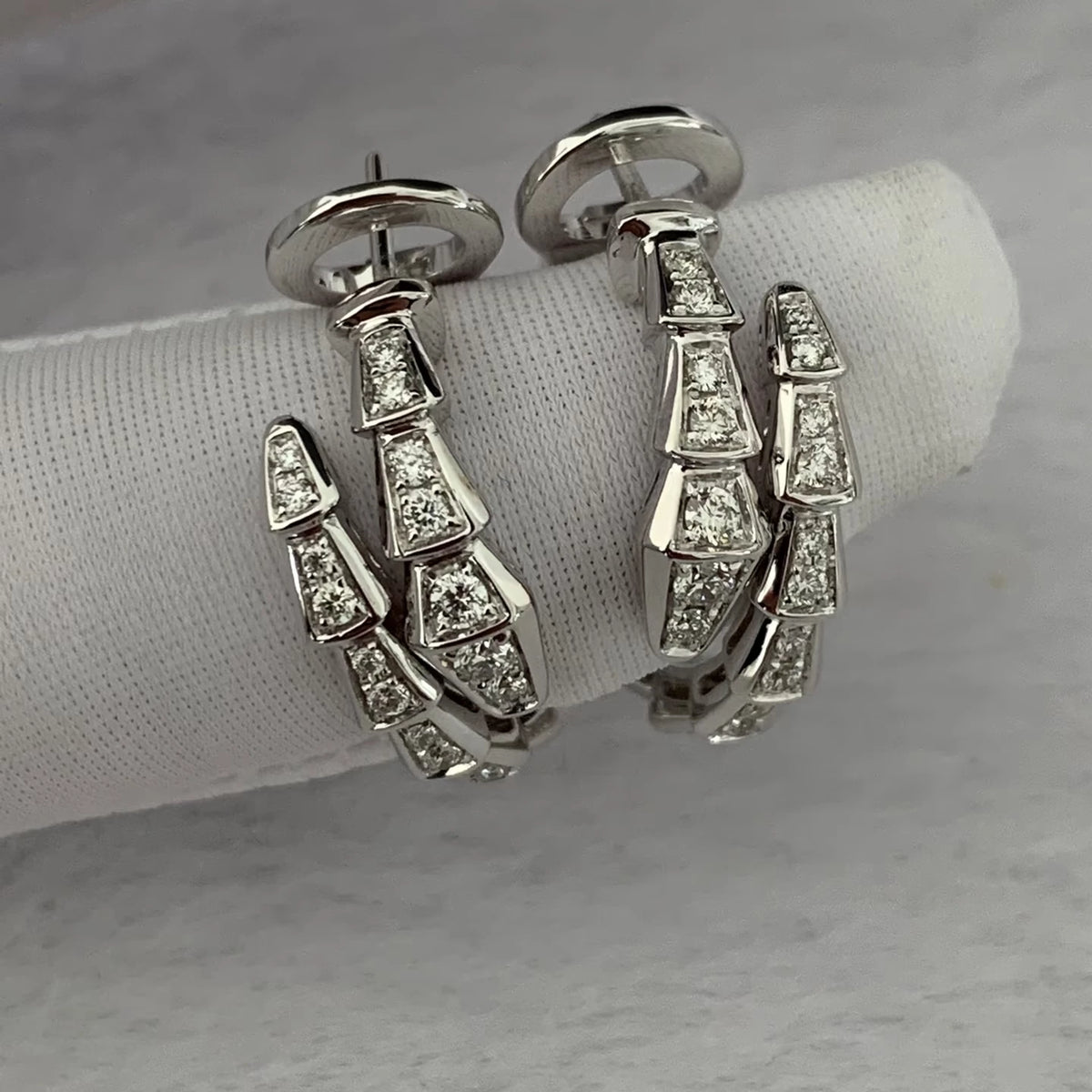 Drop earrings by Yoshan, detail view 2