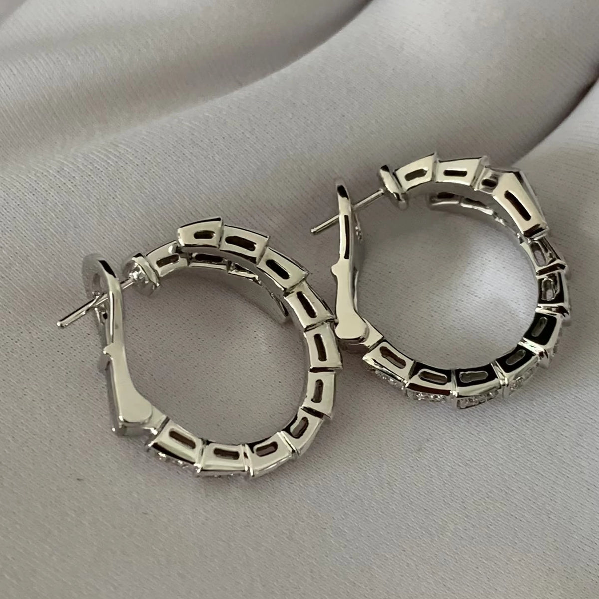 Drop earrings by Yoshan, detail view 5