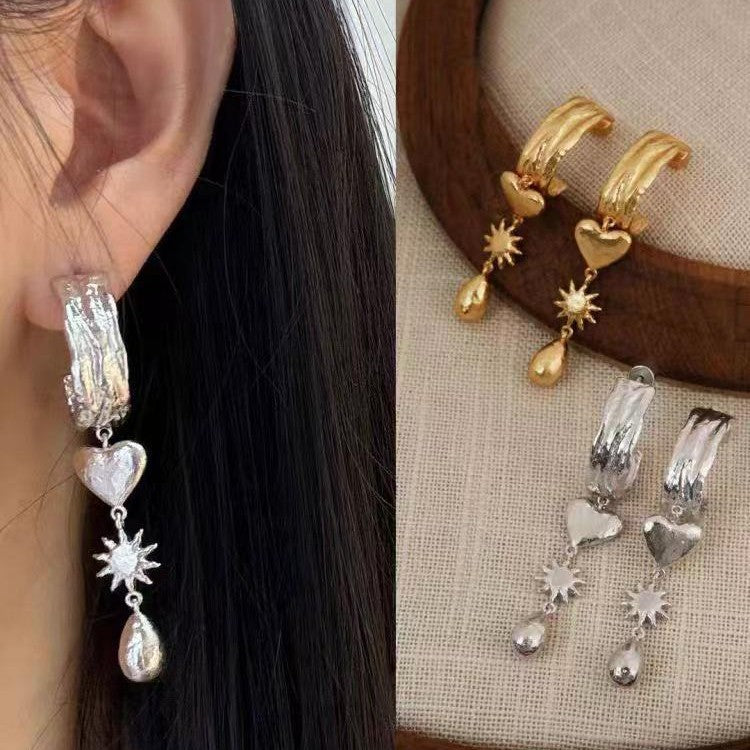 Pearl retro stud earrings by Yoshan, detail view 4