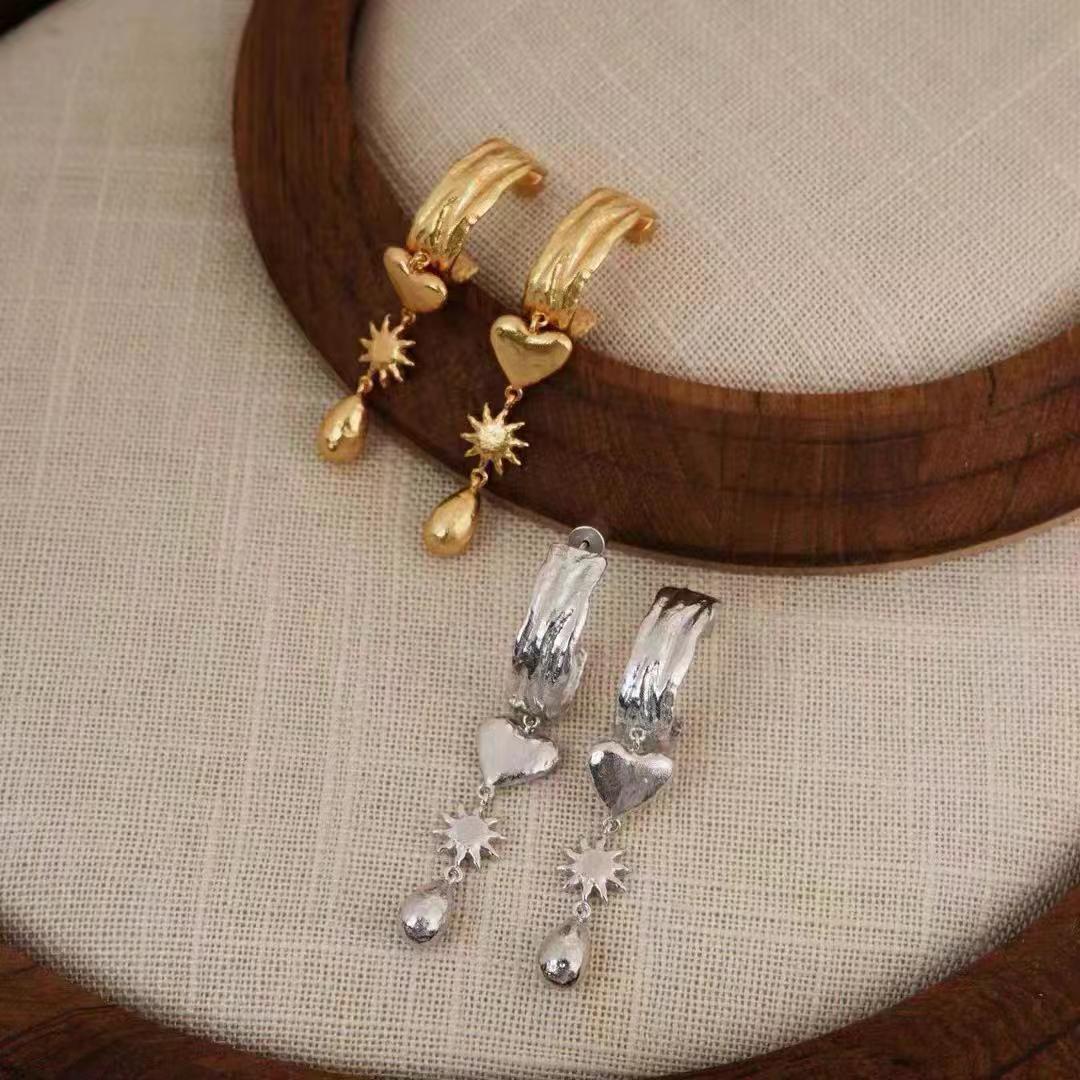 Pearl retro stud earrings by Yoshan, detail view 5