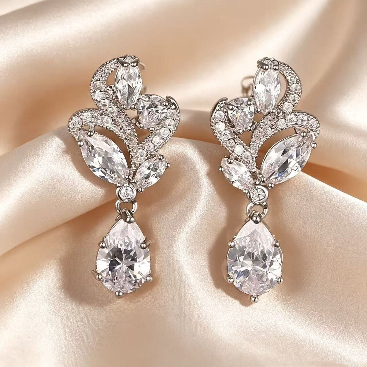 Stud earrings by Yoshan, detail view 3
