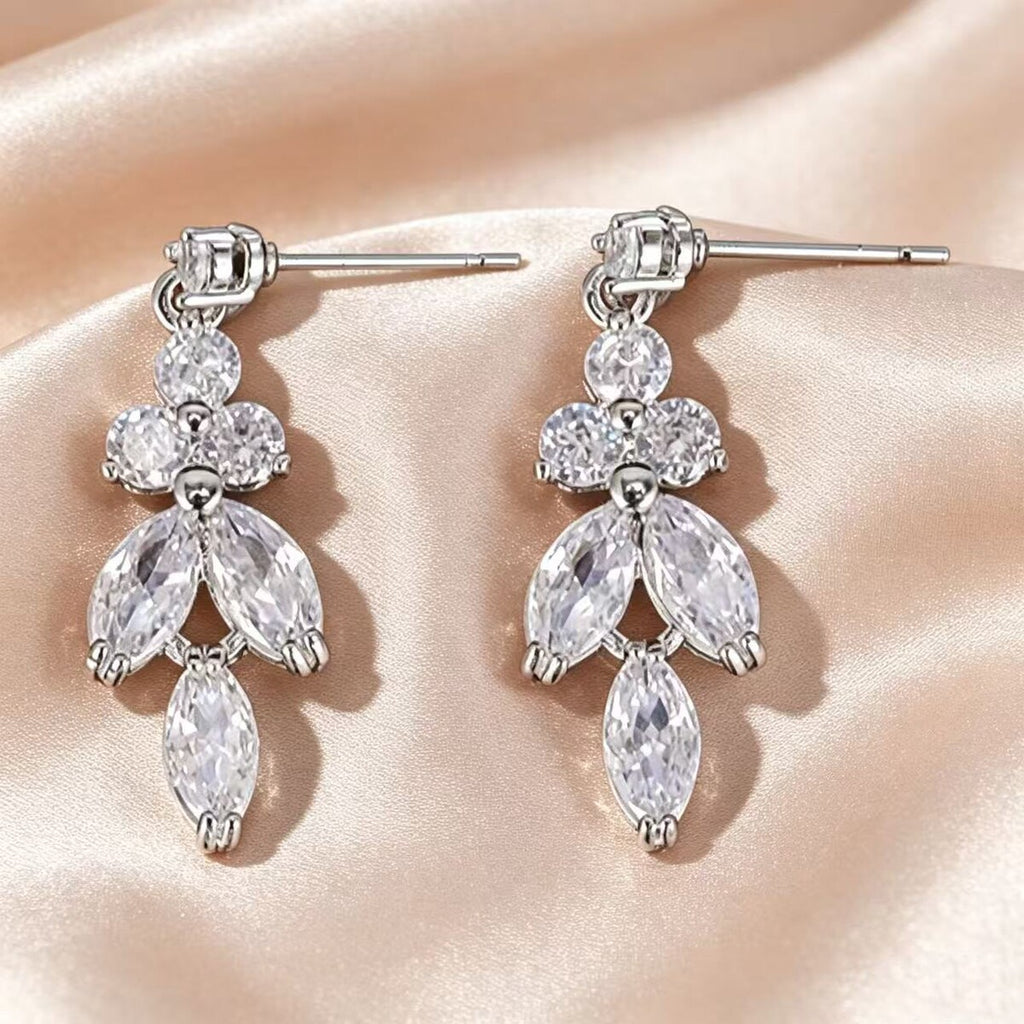 Cubic zirconia earrings by Yoshan, detail view 4