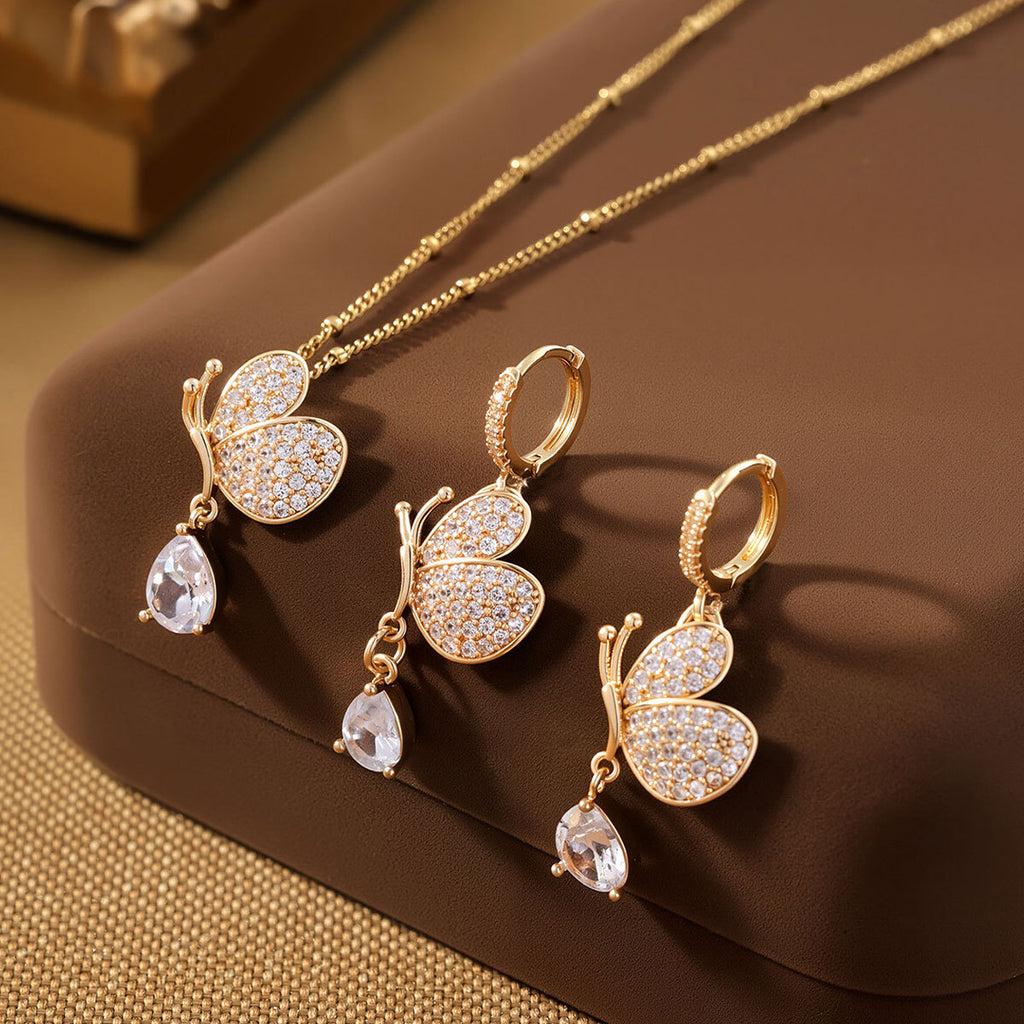 Cubic zirconia pendant necklace by Yoshan, detail view 2