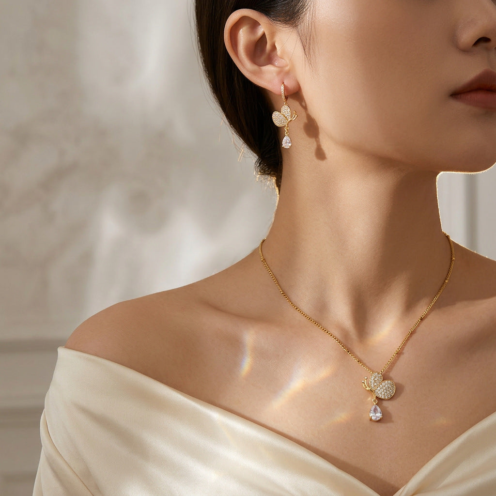 Cubic zirconia pendant necklace by Yoshan, detail view 3
