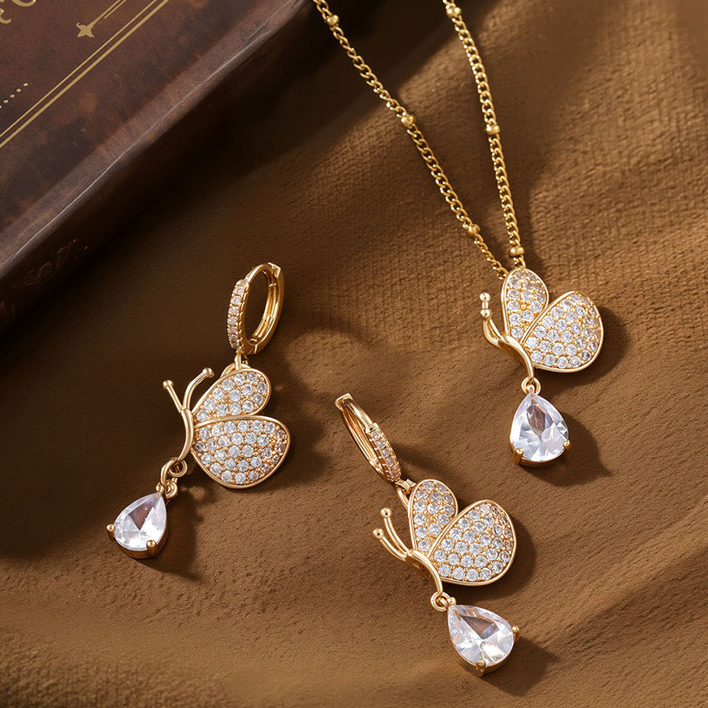 Cubic zirconia pendant necklace by Yoshan, detail view 4