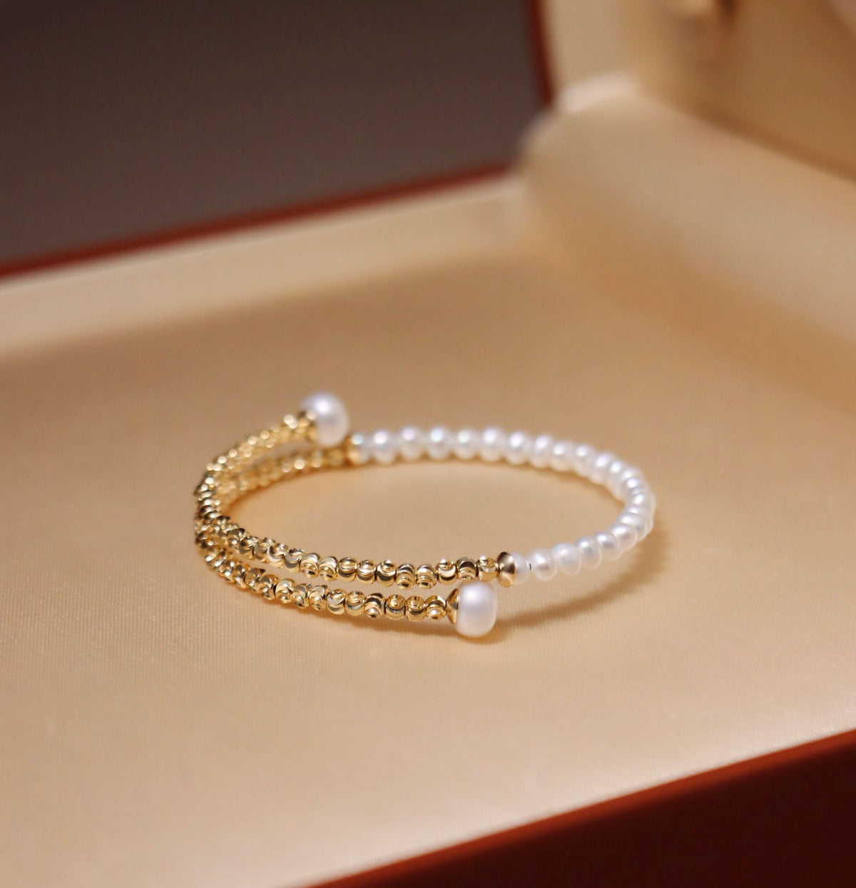 Pearl retro bracelet by Yoshan, detail view 2