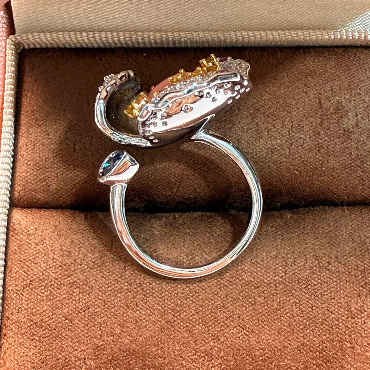 Floral ring by Yoshan, detail view 2