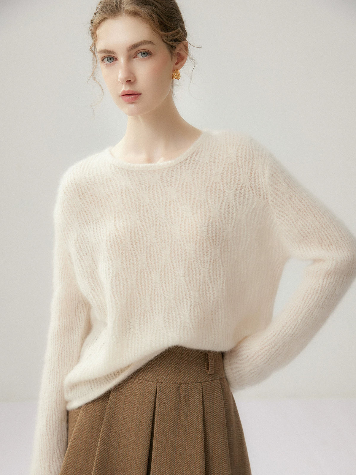 Women's Fall Winter White Oversized Cutout Relaxed Sweater Knit Pullover Top for Casual Outfits Spring Travel