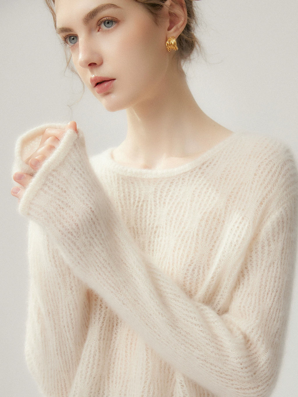 Women's Fall Winter White Oversized Cutout Relaxed Sweater Knit Pullover Top for Casual Outfits Spring Travel
