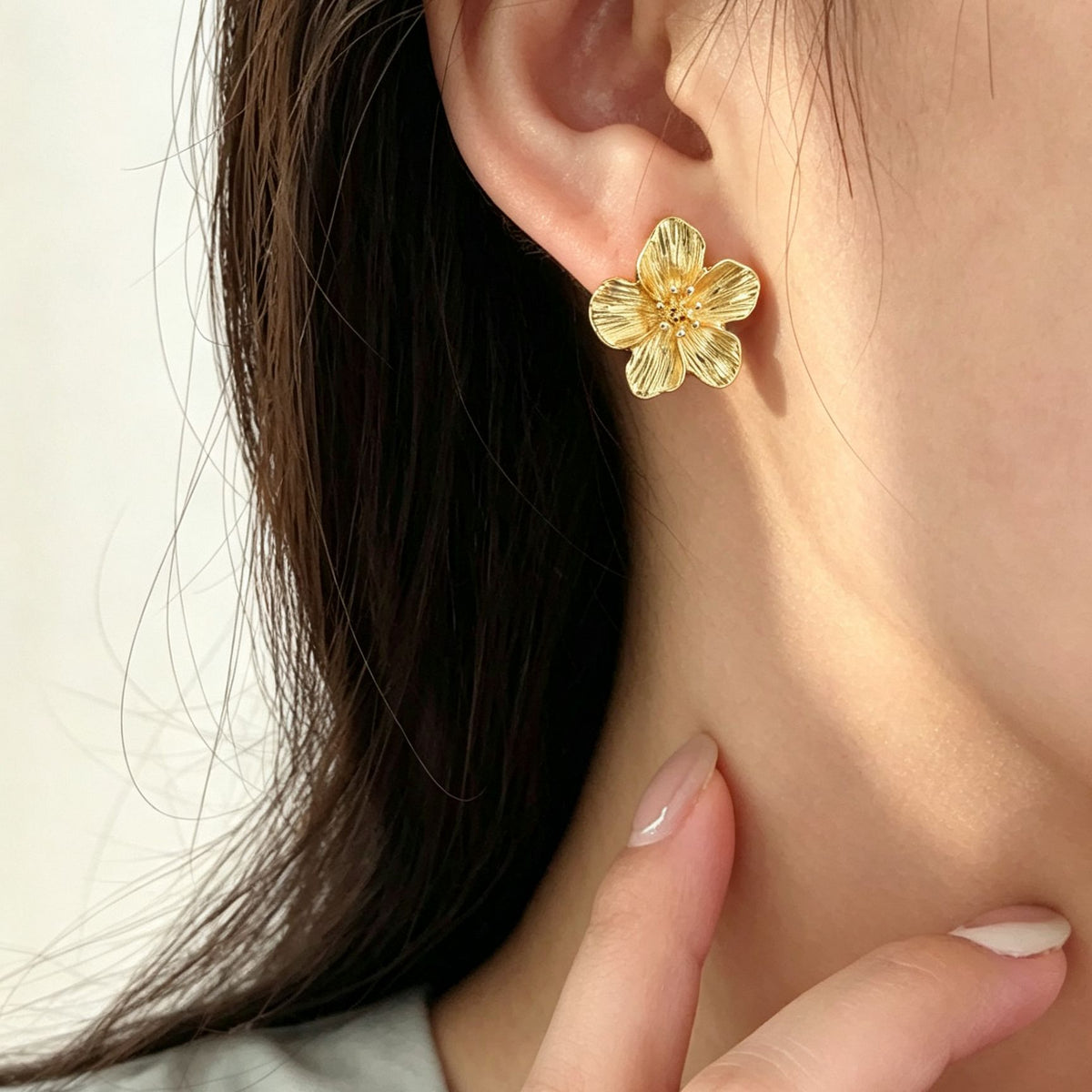 Floral earrings by Yoshan, detail view 4