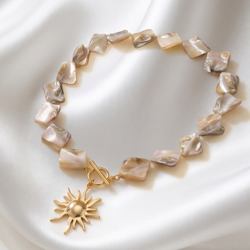 Pendant necklace by Yoshan, detail view 3