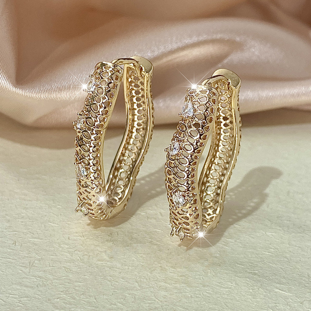 Crystal drop earrings by Yoshan, detail view 40