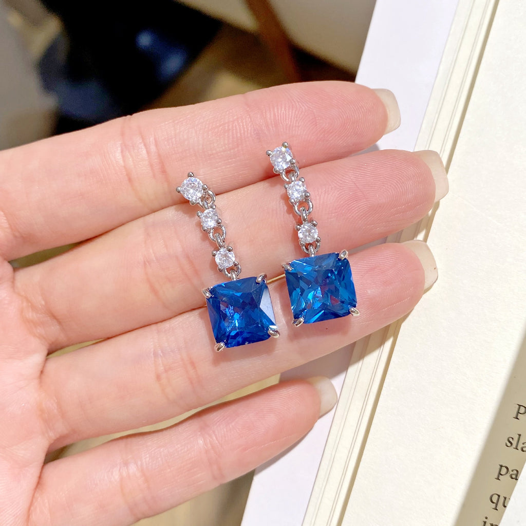 Stud earrings by Yoshan, detail view 3