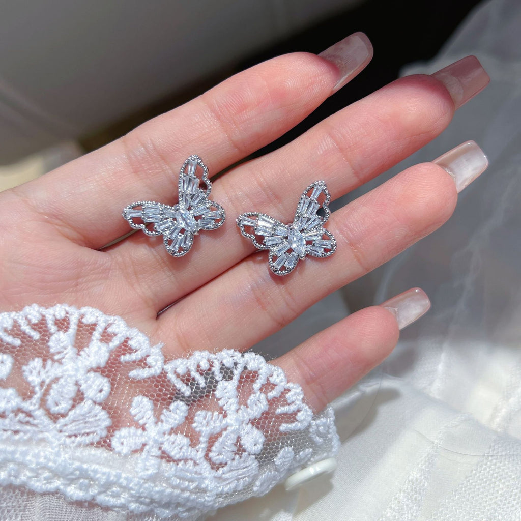 Stud earrings by Yoshan, detail view 3