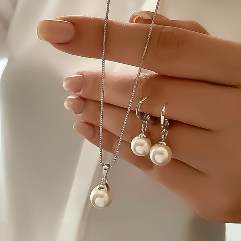 Silver pearl earrings by Yoshan