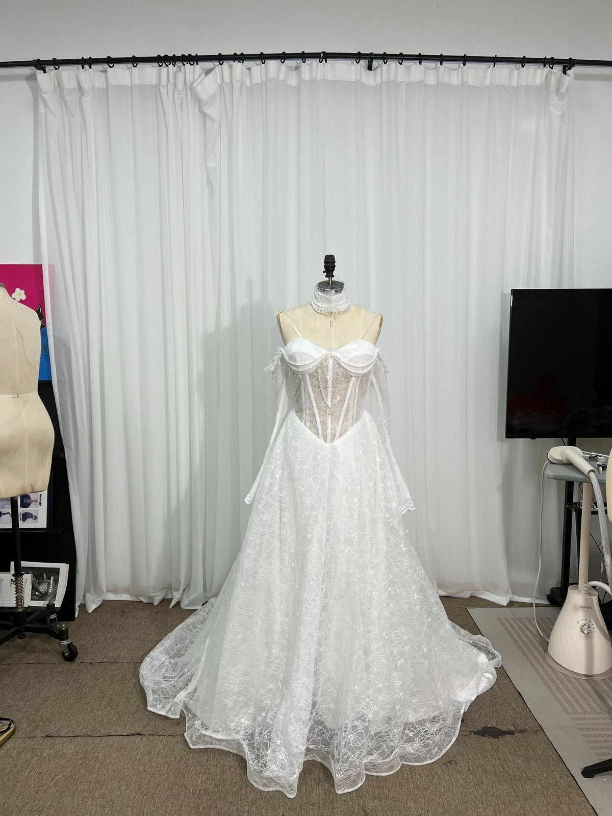 Gaun Pengantin Mermaid Renda Model Sweetheart Tanpa Tali | Gaun Pengantin dengan Lengan Bisa Dilepas dan Tulang Korset Kaku, Gaun Formal Pernikahan Kelim Pendek