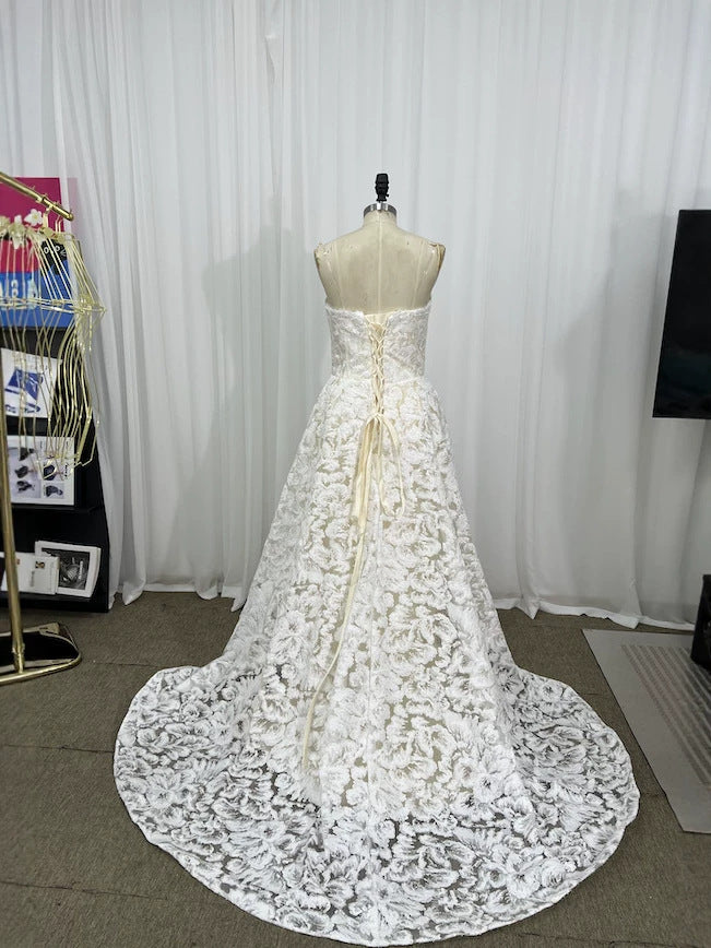Gaun Pengantin A-Line Berenda Motif Bunga Tanpa Tali | Gaun Pengantin Panjang Lantai Berleher Sweetheart dengan Bordir