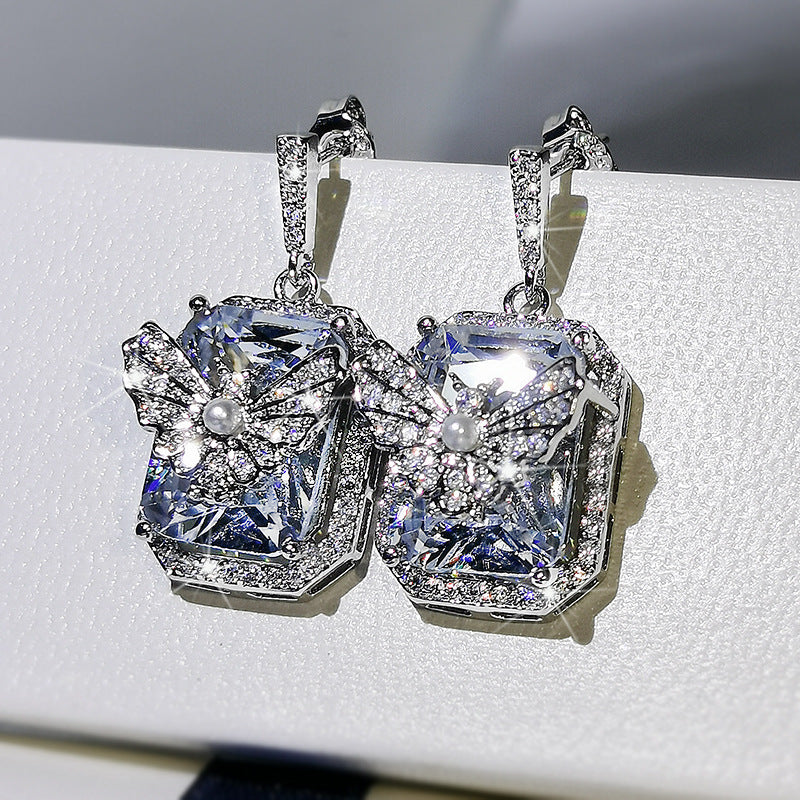 Cubic zirconia earrings by Yoshan, detail view 4