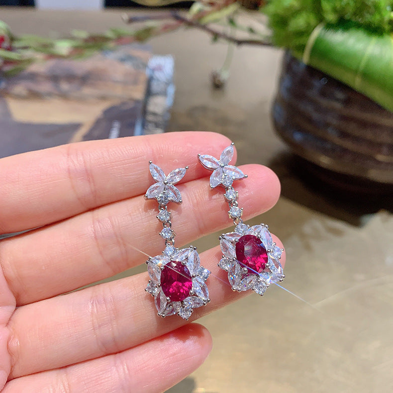 Stud earrings by Yoshan, detail view 2